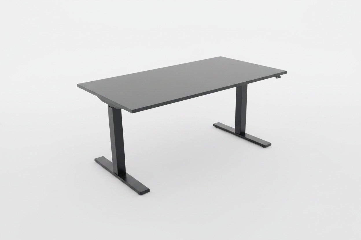 ScanOffice hæve-sænkebord 140x80 cm med antracitgrå laminatbordplade, antracitgråt stel og sort kabelbakke set forfra.